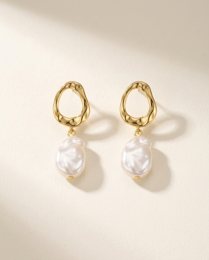 Geometric hoop earrings with baroque pearl drop