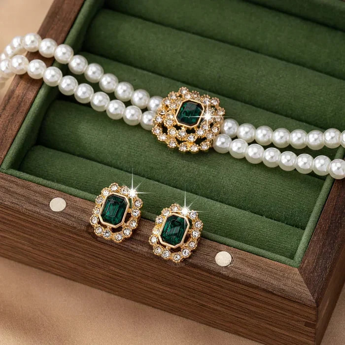 Elvira | Pearls Necklace with Emerald Elements