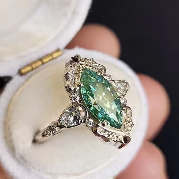 Helena | Ring with Decorative Emerald Settings