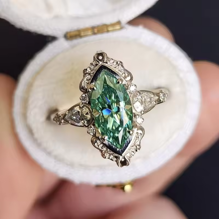 Helena | Ring with Decorative Emerald Settings