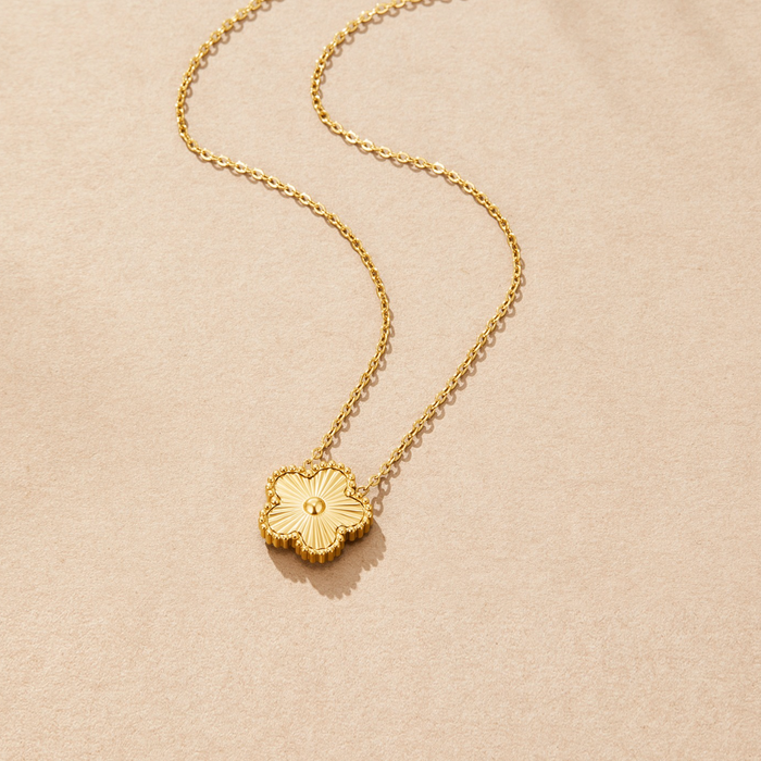 Isabela | Gold-Plated Round Necklace with Delicate Pendant