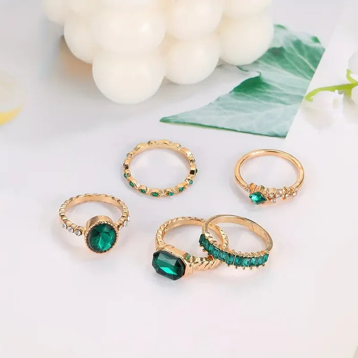 Johana | Rings Set with Delicate Emerald Setting