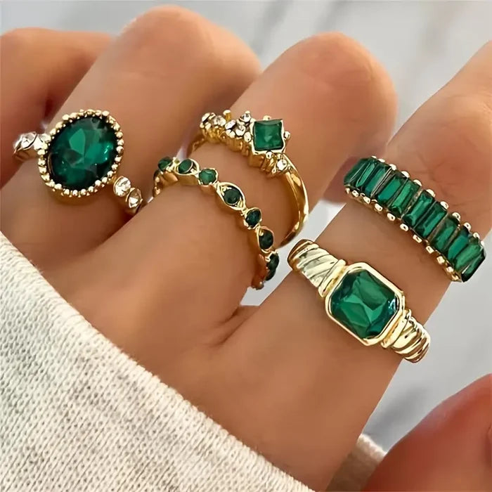 Johana | Rings Set with Delicate Emerald Setting