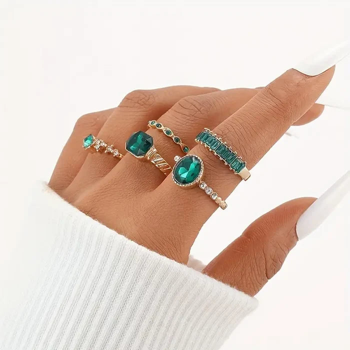 Johana | Rings Set with Delicate Emerald Setting
