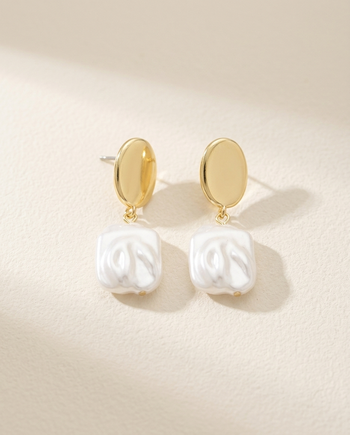 Gold-plated drop earrings with square pleated pearl