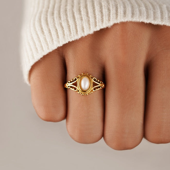 Nora | Gold-Plated Ring with Line Curve