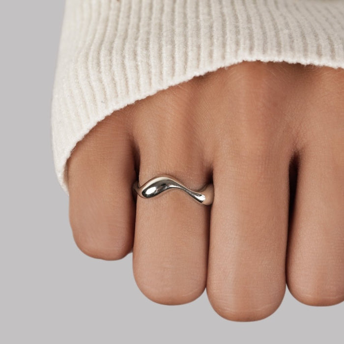 Talía | Minimalist Waves Ring