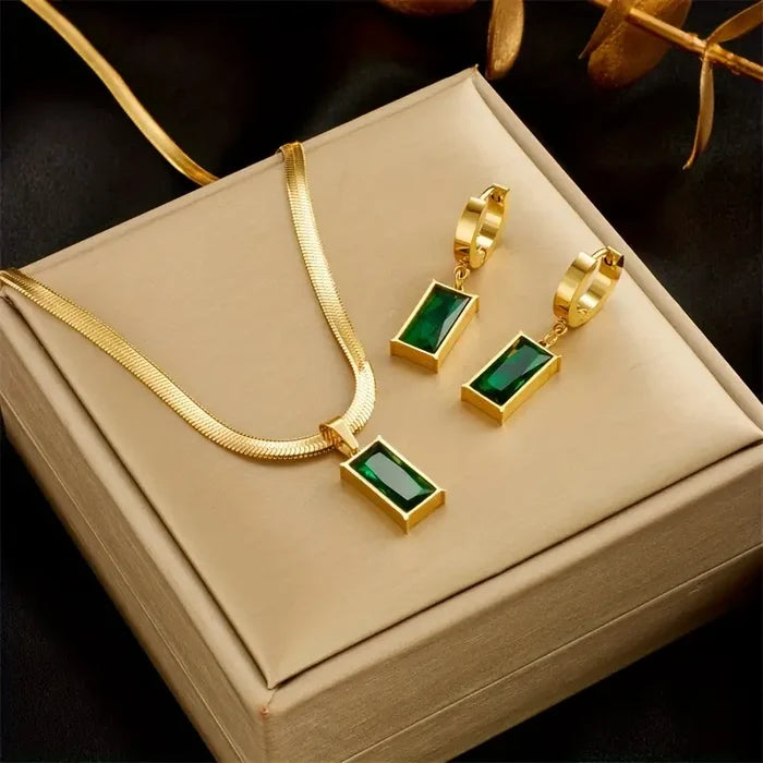 Victoria | Gold-Plated Jewels with Emeralds